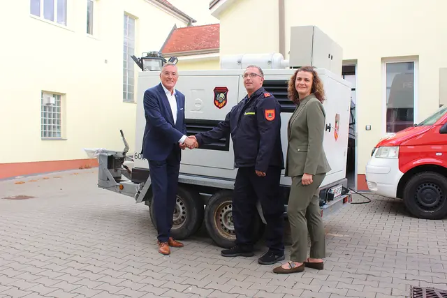 Bild Bürgermeister Ludwig Deltl, HBI Markus Schamböck, Vizebürgermeisterin Julia Neidhart-Hermann freuen sich über das Notstromaggregat.  | Foto: Gemeinde