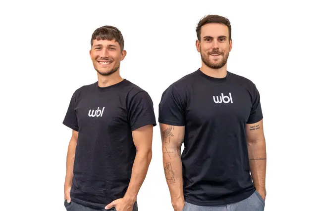 Marcel Weichselbaumer (l.) und Felix Keplinger haben die neue Werbetechnik Bad Leonfelden gegründet. | Foto: Werbetechnik Bad Leonfelden