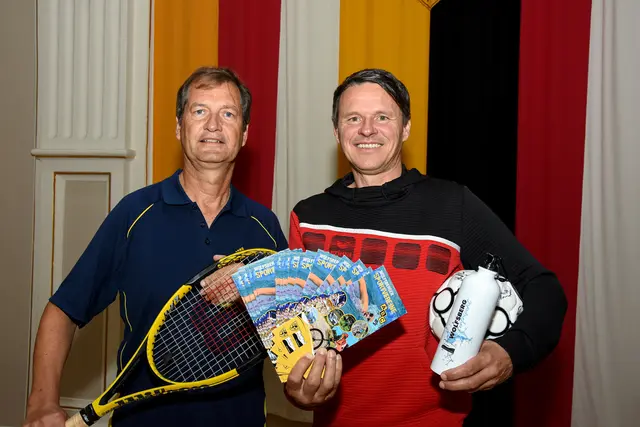 Sportreferent Stadtrat Klaus Penz und Bürgermeister Alexander Radl (v.l.) präsentieren den neuen Sportfolder.

  | Foto: Stadtgemeinde Wolfsberg
