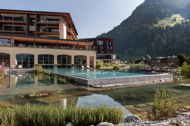 Die großzügige Wasser- und Saunawelt mit ganzjährig beheiztem 25-Meter-Outdoorpool und 800 Quadratmeter großem Naturbadeteich überzeugte die Experten.  | Foto: Hotel Nesslerhof