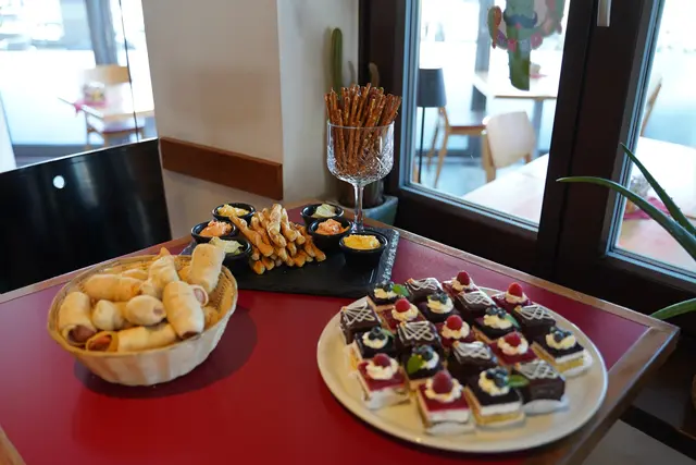Snacks zur Eröffnung. | Foto: Evi Leutgeb