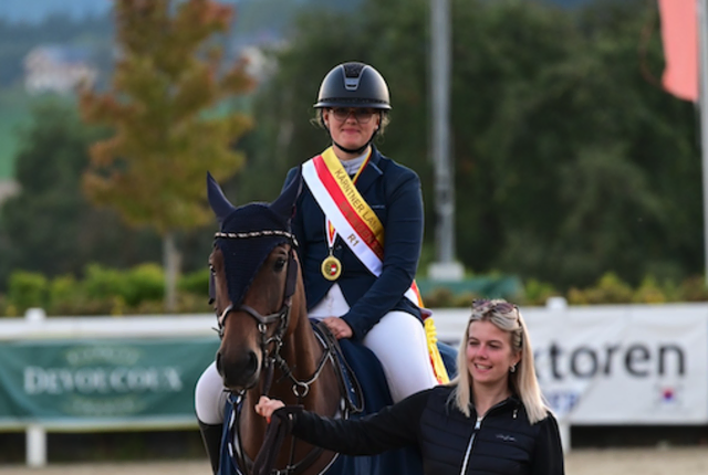 Lena Heckenbichler ist stolze Siegerin in der Klasse R1 | Foto: Phototeam Lehoczky