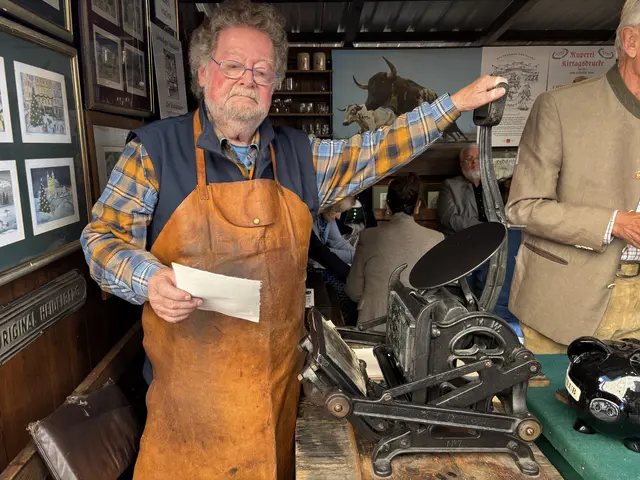 Wenn 160 Jahre alte Drucktechnik auf moderne Kunst trifft: der bekannte Kirtagsdruck von Günther Uitz am Salzburger Rupertikirtag. | Foto: Sabrina Moriggl