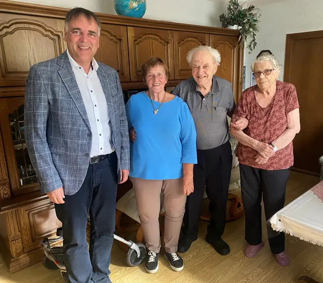Bgm. Thomas Raidl, Rosa Gratzer, Karl Gratzer, Frieda Gratzer | Foto: Marktgemeinde Sonntagberg