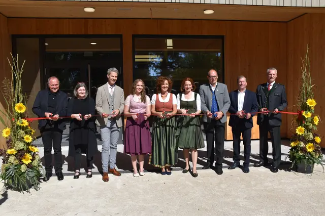 Bei strahlendem Sonnenschein wurde von den Projektverantwortlichen gemeinsam das rote Band vor dem Schulzubau durchschnitten. | Foto: MeinBezirk/W. Fischer