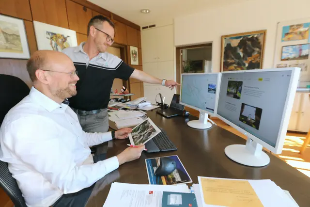 Bürgermeister Florian Gartlacher und Entwickler Herbert Oberauer kontrolieren das KI-gestützte Straßenmanagementsystem für Terfens. | Foto: Foto: Walpoth