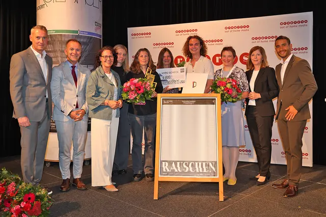 Von links nach rechts: Dominik Sobota, Geschäftsführer Progress Werbung; Bürgermeister Bernhard Auinger; Landesrätin Mag. Daniela Gutschi; Cornelia Bönisch, Künstlerische Leitung; Nicola Lieser, Grafik Kommunikation; Katharina Schrott, Künstlerische Leitung &amp; BimBam Festival; Tobias Posawetz, Kommunikation; Stefanie Frauwallner, Betriebswirtschaftliche Leitung, alle TOIHAUS Theater Salzburg; ORF-Landesdirektorin Mag. Waltraud Langer; David Nowotny, Prokurist Progress Werbung | Foto: Uwe Brandl