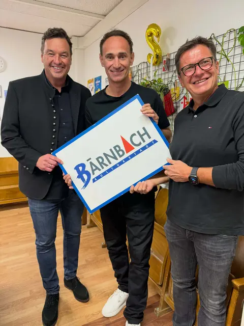 Das obligate Kabarett-Foto mit dem Bärnbacher Schild: Bgm. Jochen Bocksruker, Gernot Kulis und Stadtrat Andreas Albrecher | Foto: Stadtgemeinde Bärnbach