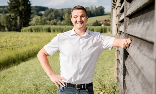 Thomas Langenstraß (40) kommt aus Deutschland und hat selbst die Zimmerer-Lehre absolviert und anschließend ein Studium in Holzingenieurswesen Seit heuer 2026 ist er Lehrlingsausbildner bei Weisshaidinger in Taufkirchen an der Pram.  | Foto: Weisshaidinger Holzbau