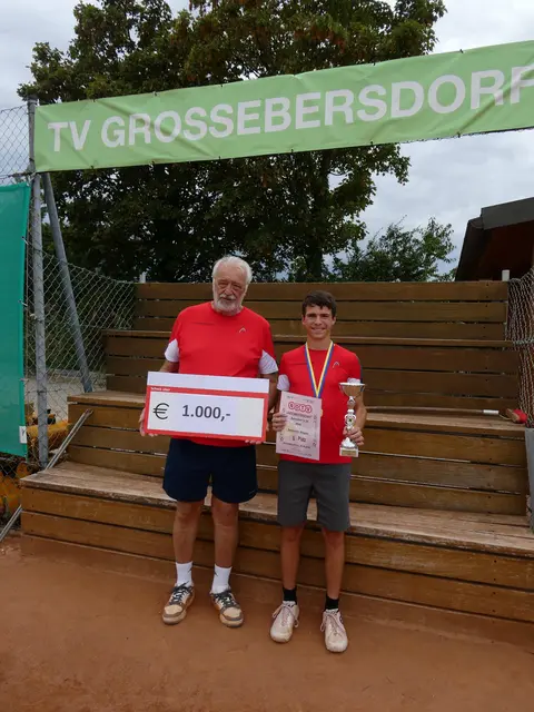 Unterstützung für den Nachwuchs: Tennisverein-Obmann Herwald Manoch übergab Benjamin Riegler einen Scheck über 1000 Euro. | Foto: Manoch