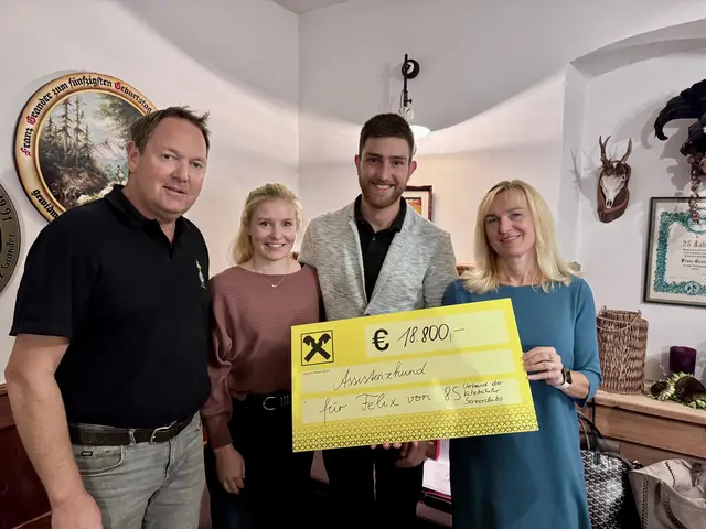 Der stellvertretende 8s-Obmann Jochen Kracher, Tanja und Daniel Lurger und Obfrau Elisabeth Sammer bei der Scheckübergabe. | Foto: 8S