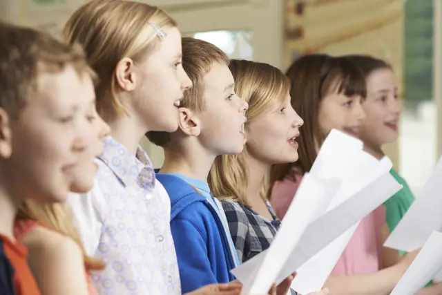 Alle Kinder sind geladen, ihre Singstimmen zu proben.  | Foto: HighwayStarz/Smarterpix