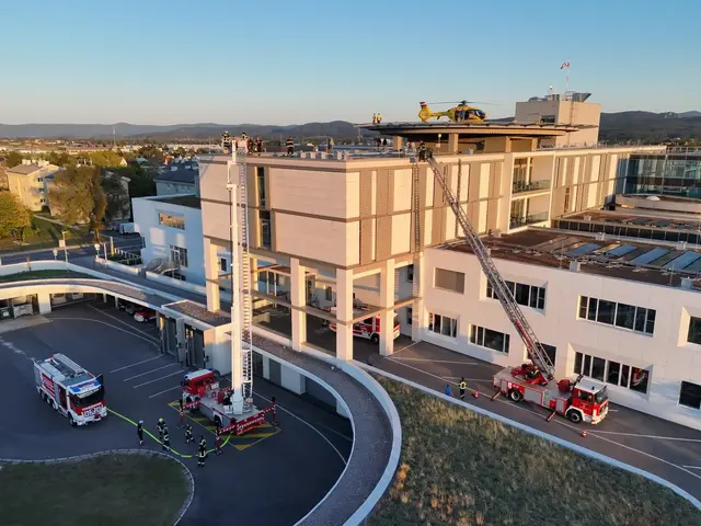 Die Feuerwehr rückte an. Übungsannahme: Hubschrauber in Flammen. | Foto: Stadtfeuerwehr Neunkirchen / UK Neunkirchen