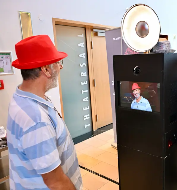 Pfarrer Christoph testete als Erster mit rotem Hut die Fotobox und gab grünes Licht für folgende Aufnahmen. | Foto: Hassl