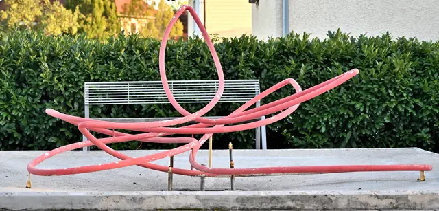Brunnenskulptur "Rose" von Robert Kabas vor der Mittelschule in Seitenstetten | Foto: Hans-Peter Kriener