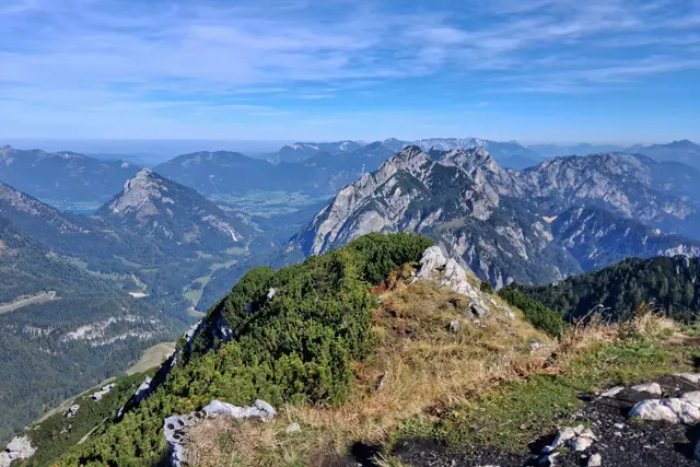 ...Weitblick in die Bergwelt vom Pitschenberg.