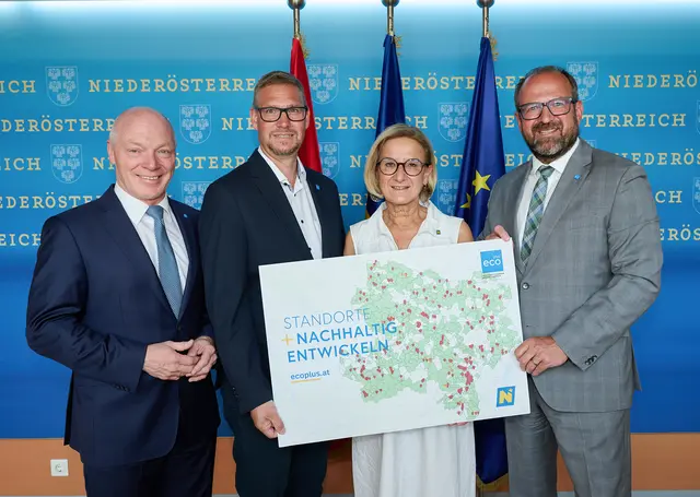 ecoplus Geschäftsführer Helmut Miernicki, Geschäftsfeldleiter ecoplus Investorenservice Andreas Kirisits, Landeshauptfrau Johanna Mikl-Leitner und ecoplus Prokurist Bernhard Ebner. | Foto: NLK Pfeiffer