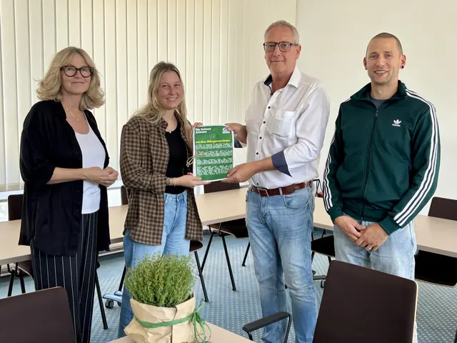 Übergabe der Unterschriften-Petition an Bürgermeister Harld Huber (2. v. r.) durch (v. l.) Manuela Strainer, Katharina Stoffner und Samuel Reiter. | Foto: MeinBezirk/Barbara Ebner