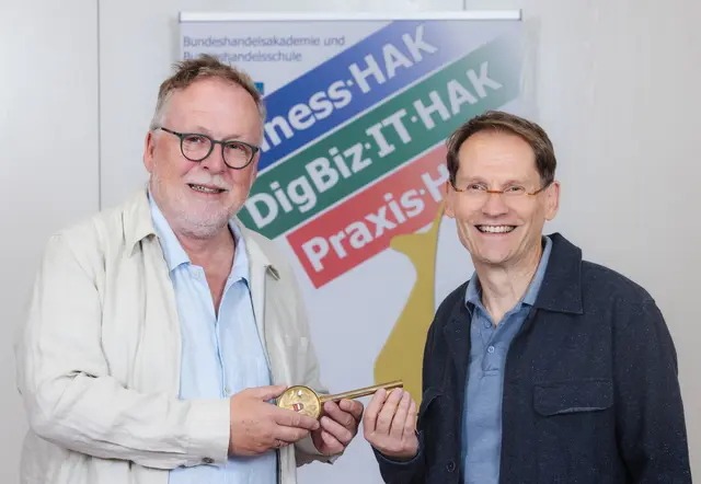 Fritz Eller (li.) übergibt symbolisch mit dem Schlüssel die Agenden der Leitung an seinen Nachfolger Hans Peter Steiner. | Foto: KitzHAK/Mitteregger