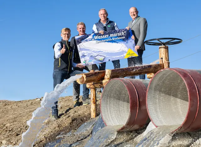 "Wasser marsch" hieß es bei der Eröffnung des Speicherteichs Bruckmoos auf der Planai.  Mit dabei waren Peter Weichbold (Geschäftsführer Planai), Reinfried Prugger (Projektleiter), Landeshauptmann Mario Kunasek und Bürgermeister Hermann Trinker | Foto: Harald Steiner