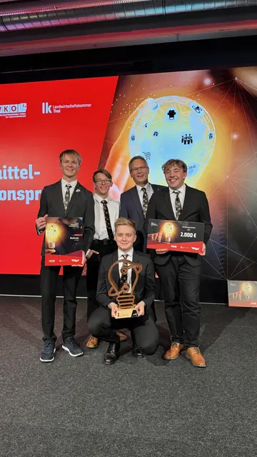 Die Preisträger Fabian Trunsperger, Leon Wolf, Auftraggeber Peter Steger und Felix Steiner (stehend v.l.) sowie Luca Eisele (knieend). | Foto: Steger