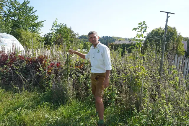 Landwirt Alexander Diethard führte über seinen Hof in Anthering. | Foto: Emanuel Hasenauer