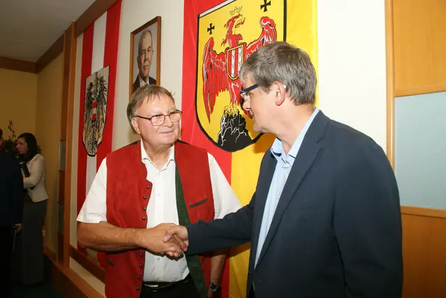 Franz Josef Kern gratuliert Johann Holzmann zum Wahlergebnis. | Foto: Anna Kaufmann