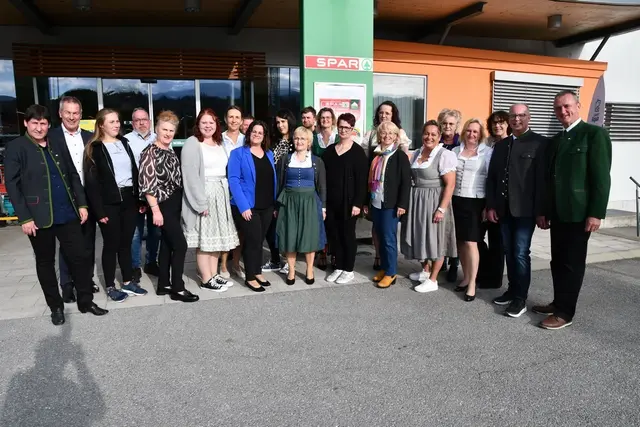Das Team am Landforst – Spar Markt in Neumarkt freut sich über die Neugestaltung ihres Arbeitsplatzes.
 | Foto: Anita Galler