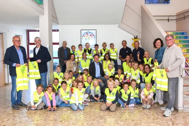 Mit den neuen Warnwesten sind die Schulanfänger auf dem Schulweg künftig besser sichtbar. | Foto: Stadtgemeinde Wolfsberg