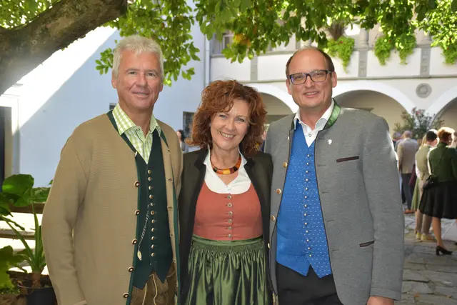 Für Bürgermeister David Rumpf und Direktorin Roswitha Walch (im Bild mit Gatten Manfred) freuen sich sichtlich über das gelungene Projekt. | Foto: MeinBezirk/W. Fischer