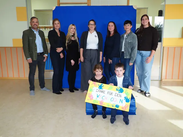 Gemeinsame Freude über den gesicherten Fallschutz: BGM Andreas Berger, Isabella Ehmayr, Cornelia Preier-Donner, Irmgard Kraupp-Gahr, Victoria Antos , Sabine Schneider (Mitglieder des Elternbeirates), Annika Schweinberger Kindergartenleitung, vorne (v.l.n.r.): Marie-Aurora Preier-Donner, Paul Schneider

 | Foto: Richard Weigl