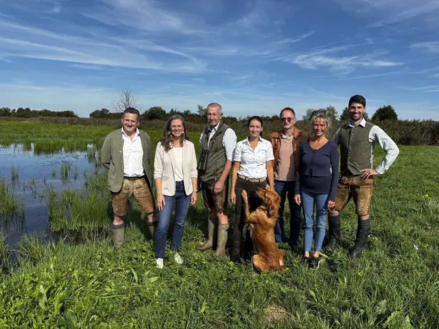 Landeshauptmann-Stellvertreterin Anja Haider-Wallner (2.v.l.) tauschte sich in Heiligenkreuz mit Naturschützern aus.  | Foto: Elisabeth Kloiber/MeinBezirk