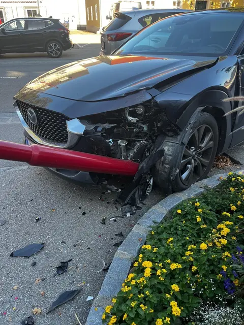 Der Unfallwagen wurde bei dem Aufprall an der linken Fahrzeugfront stark beschädigt.