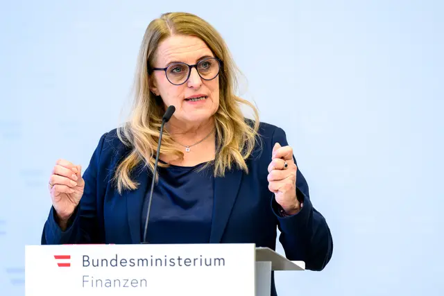 Staatssekretärin Königsberger-Ludwig kündigt Kontrollen rund um die Spritpreisbremse an. | Foto: APA-Images / APA / MAX SLOVENCIK