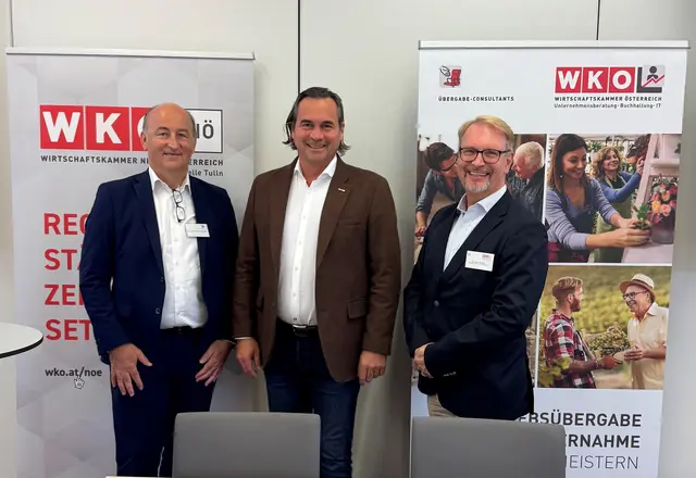 Bezirksstellenobmann Christian Bauer (Mitte) mit den beiden Übergabeberater Reinhard Keiblinger (links) und Hubert Kienast (rechts). | Foto: WKNÖ