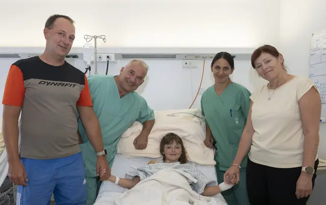 Vanessa mit ihren Eltern und dem Behandlungsteam der Uniklinik Graz.