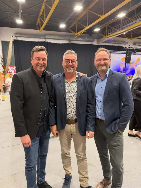 Auch Jochen Bocksrukers Bürgermeisterkollege Bernd Gratzer (r.) ließ sich Gernot Kulis nicht entgehen. | Foto: Stadtgemeinde Bärnbach
