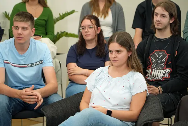 Nach der YouTube-Aufzeichnung von „Frag den LH“ ist das Gespräch noch nicht beendet: Zur Sprache kommen auch alle weiteren von den SchülerInnen vorbereiteten Themen und Fragen. | Foto: Land Tirol/Saxl