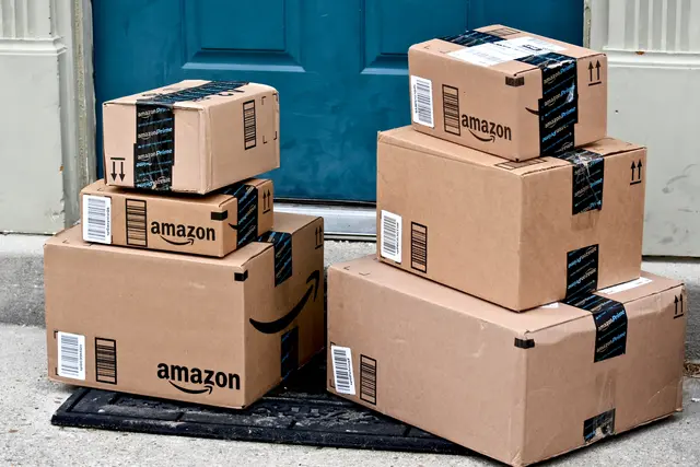 Große Online-Händler wie Amazon oder Zalando verrechnen ihren Kunden die zwei Euro Paketsteuer sowie zusätzlich 40 Cent Umsatzsteuer. (Symbolfoto) | Foto: jeramey.lende.gmail.com/Smarterpix