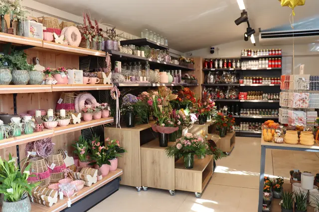 Blumen, Werkstücke und Geschenkartikel. Im neuen Selbstbedienungsbereich können Kundinnen und Kunden ihre Produkte selbst auswählen. | Foto: Kendlbacher