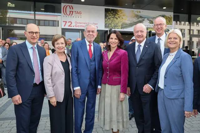  Im Bild v.l.: Johannes Pressl (Präsident des Österreichischen Gemeindebundes), Doris Schmidauer, Bundespräsident Alexander Van der Bellen, Landeshauptfrau Karoline Edtstadler, Bundeskanzler Christian Stocker, Manfred Sampl (Präsident des Salzburger Gemeindeverbands) und Verteidigungsministerin Klaudia Tanner.  | Foto: Land Salzburg / Franz Neumayr