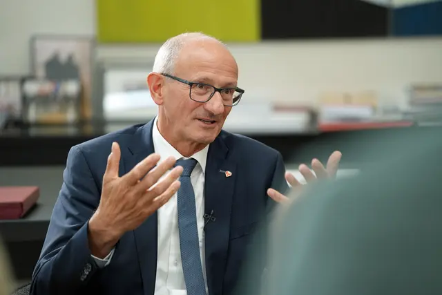 „Bei ‚Frag den LH‘ können mich junge Menschen alles fragen, was sie wollen – auch ganz spontan", so Landeshauptmann Anton Mattle. | Foto: Land Tirol/Saxl