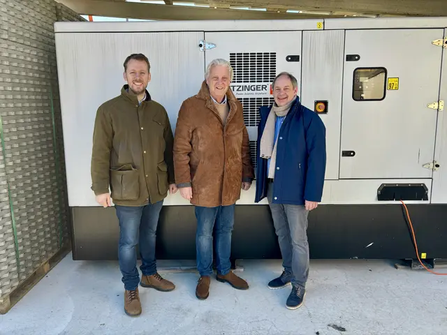 Genügend Wasser vorhanden, dennoch raten die Verantwortlichen Stadtrat Lukas Niedermayer, Bürgermeister Alfred Babinsky und Stadtwerke-Chef Thomas Bauer zum sorgsamen Umgang. | Foto: Alexandra Goll