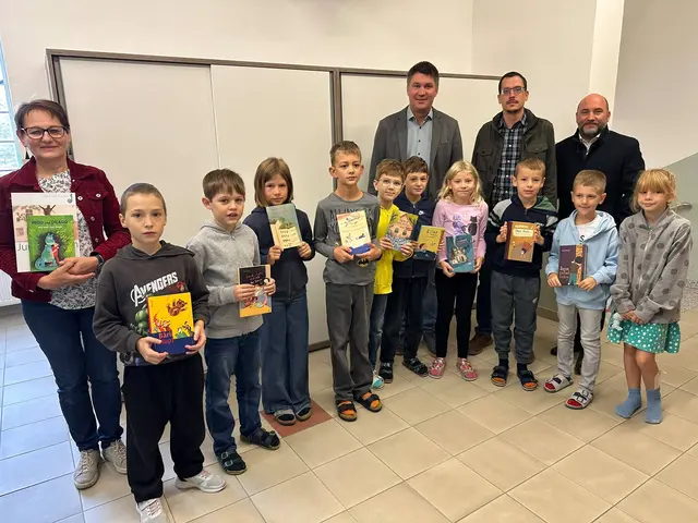 Die Kinder der Volksschule mit ihrem Lehrpersonal und den Vertretern der Gemeinde