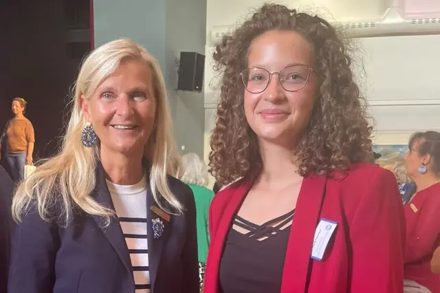 Sabine Möst, Präsidentin des Soroptimist Club Mödling, freut sich mit Marie Pleninger über den Sieg | Foto: SI Club Mödling