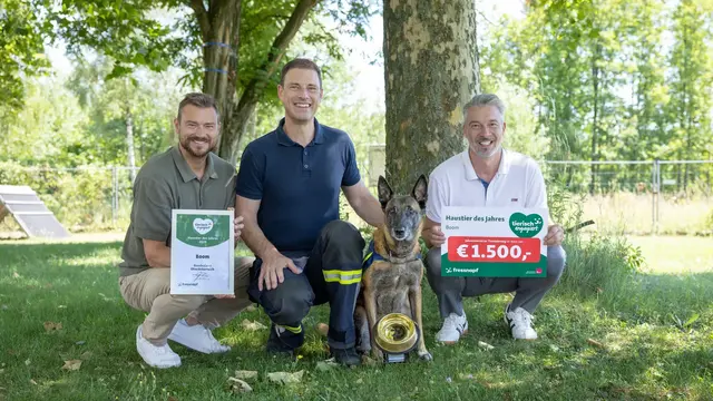 "Boom" aus Oberösterreich ist das "Haustier des Jahres"! Foto (v.l.n.r.): Oliver Wohlschlager, Regional Manager Vertrieb Fressnapf Österreich, Markus Gruber, Herrchen von Boom und Thomas Kerschbaumer, Sales Director Fressnapf Österreich | Foto: Tierisch engagiert