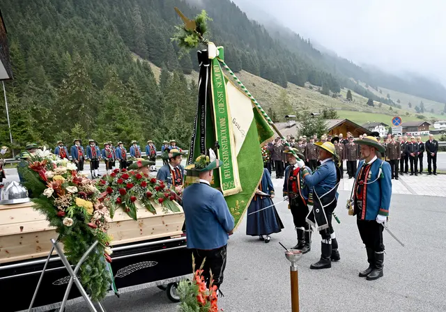 Ehrenbezeugung der Vereine - im Bild die Schützenkompanie Gries, der er viele Jahre angehörte | Foto: Hassl