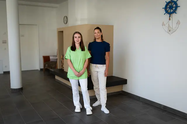 Von links: Lehrling Lydia Neulinger und Praxisanleiterin Anna Stallinger. | Foto: Magdalena Wilhelm