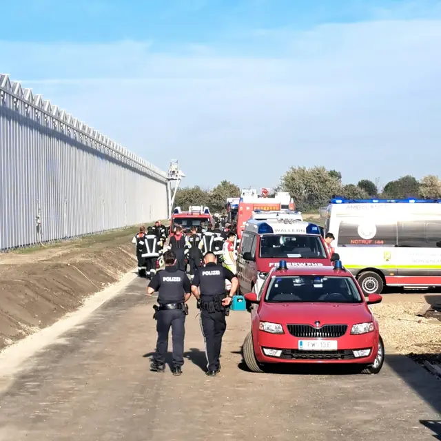Mitarbeiter konnten bereits vor dem Eintreffen der Feuerwehr die Säure binden.  | Foto: FF Wallern