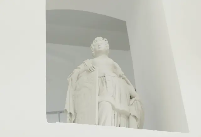 Die vier historischen Skulpturen, die die Städte Wien, Brünn, Olmütz und Krakau symbolisieren und bis vor einigen Jahrzehnten im Hofwartesalon des Nordbahnhofs standen, sind hoch über den Köpfen im neu sanierten Wasserturm zu bewundern. | Foto: Andreas Pölzl/MeinBezirk